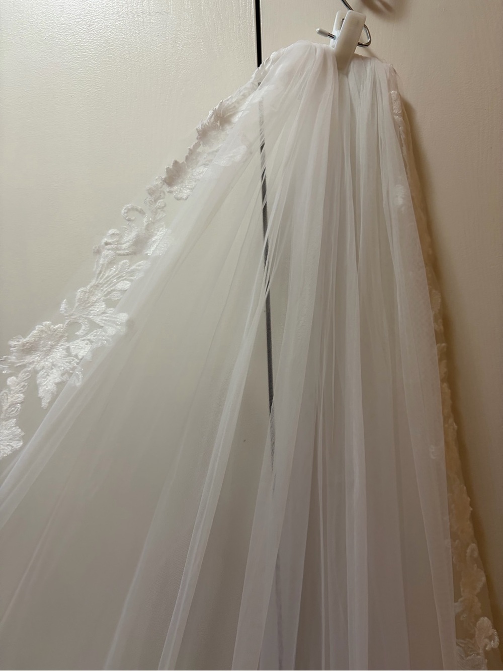 Embroidered Lace Bridal Veil Trim in Ivory - Picture 7 of 11